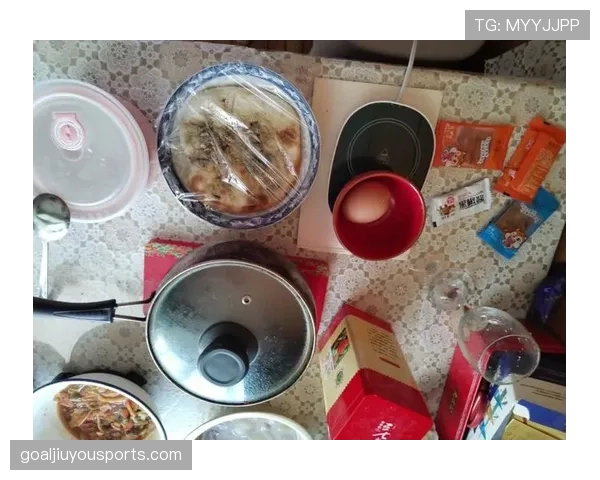 刘洋家的冰箱里只放蛋白粉和冰水，连瓶可乐都找不到
